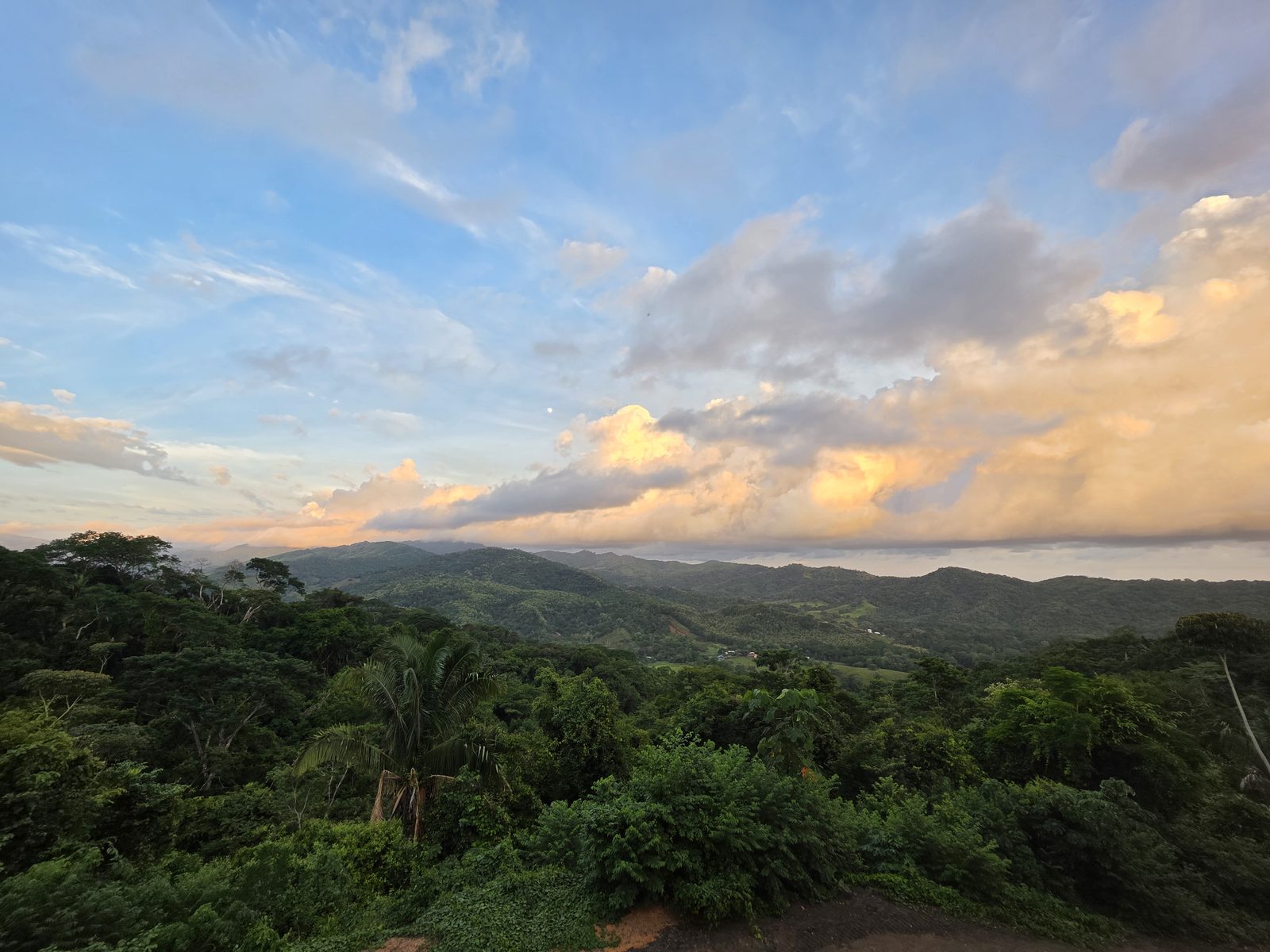 Coucher de soleil sur les collines du Guanacaste