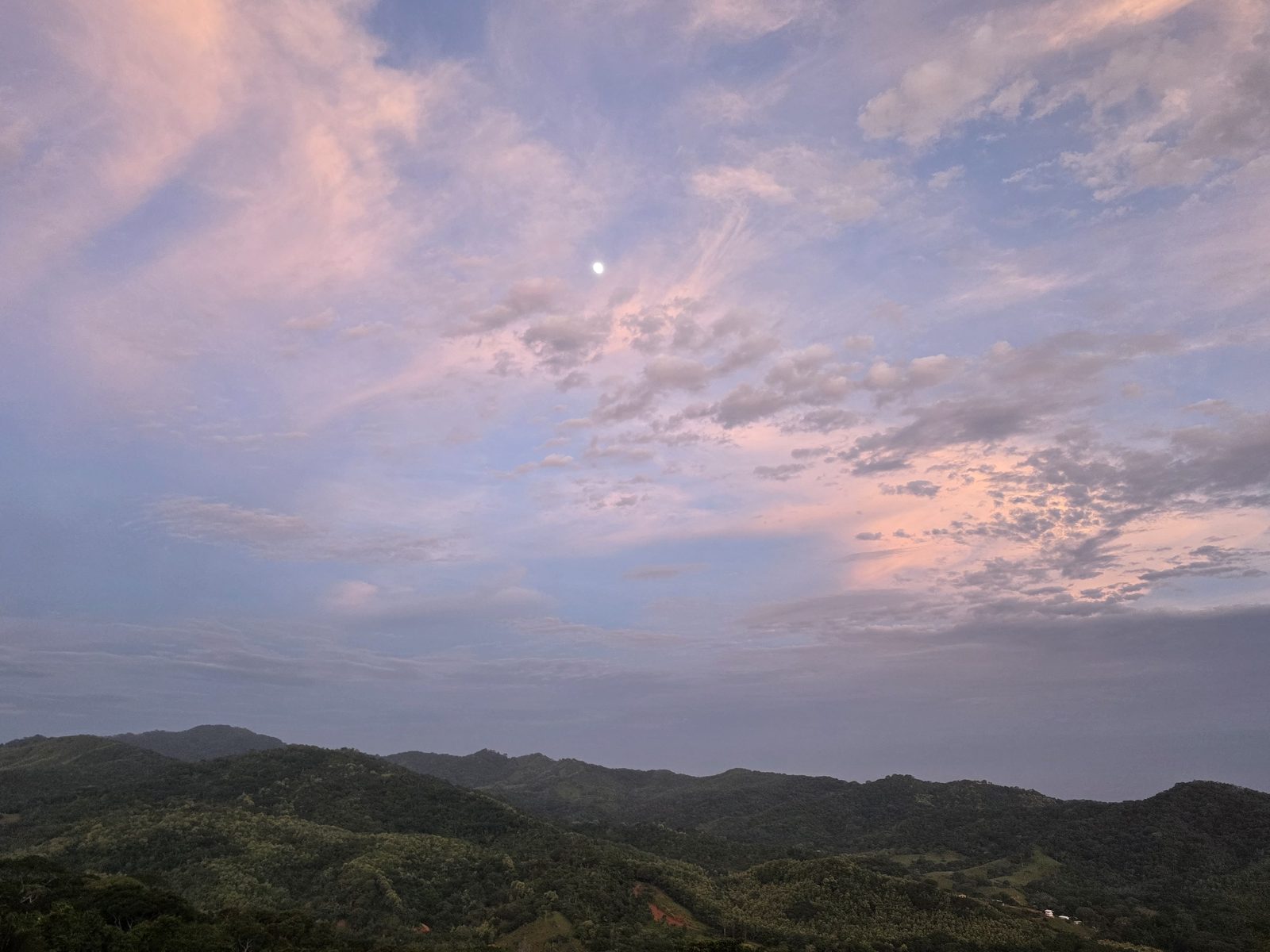 Lune au crépuscule au-dessus de la sierra
